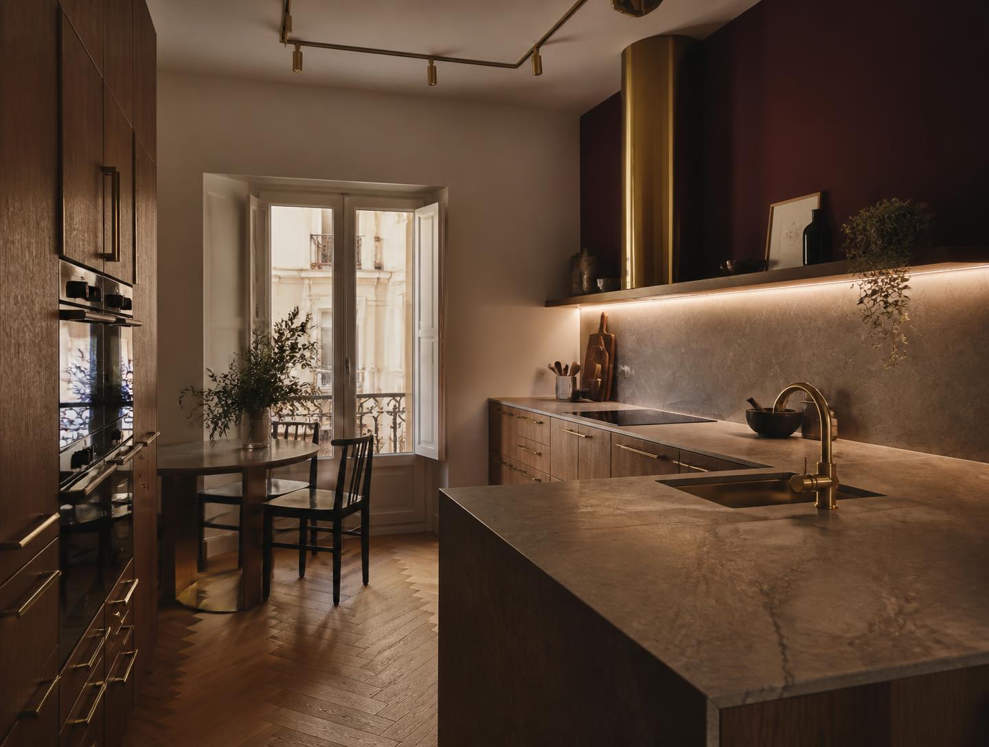 Cocina reformada en una vivienda de Valencia con acabados cuidados